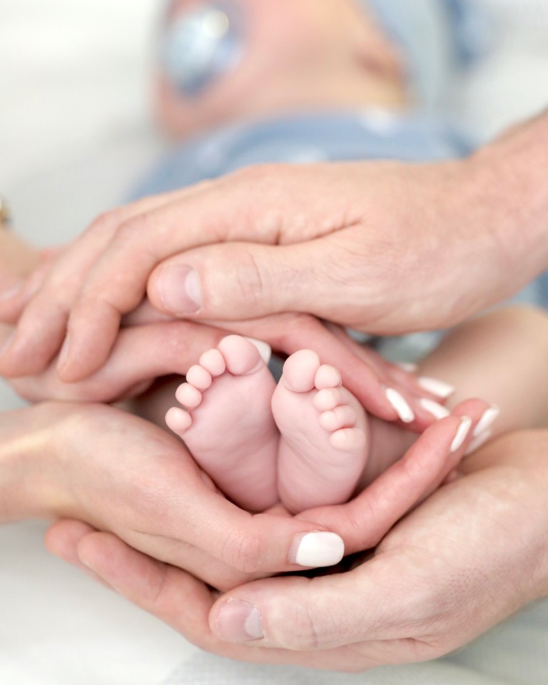 newborn photographer, baby photographer, baby toes, loving hands